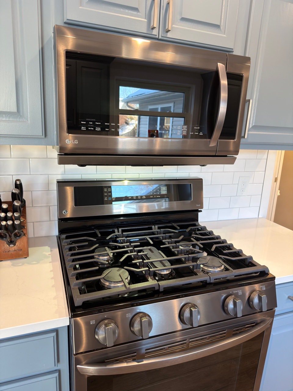 Black Microwave and black stovetop deep cleaned. White cabinets and coutnertops deep cleaned